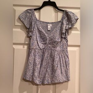 NWOT Juniors Flutter Sleeve Ruche Back Floral Blue Top size M.
